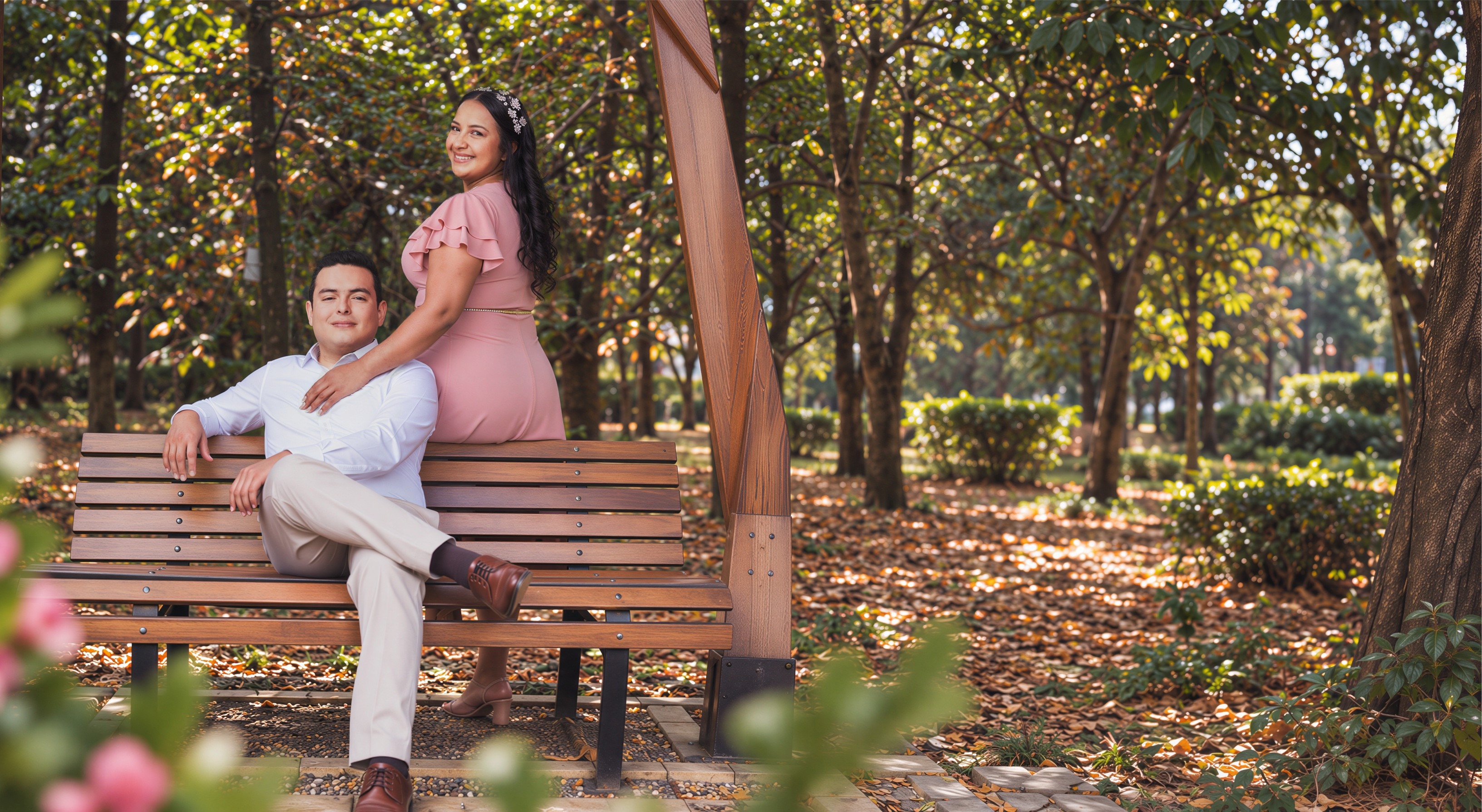 Juan y Laura en una banca del parque